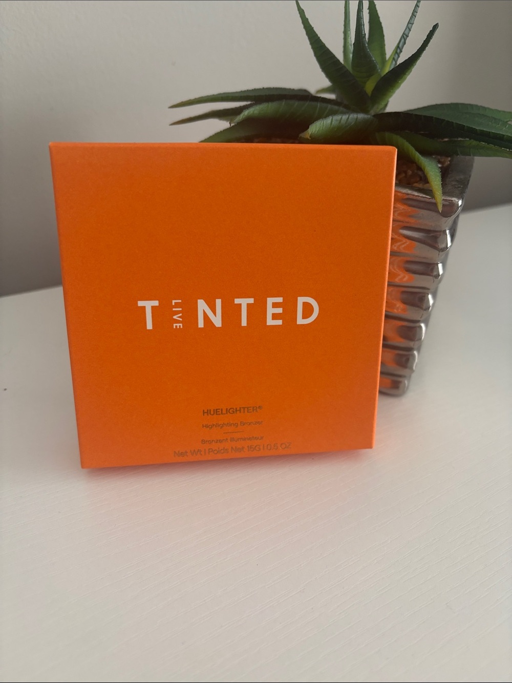 Live TINTED Huelighter Highlighting Bronzer - New and Unopened